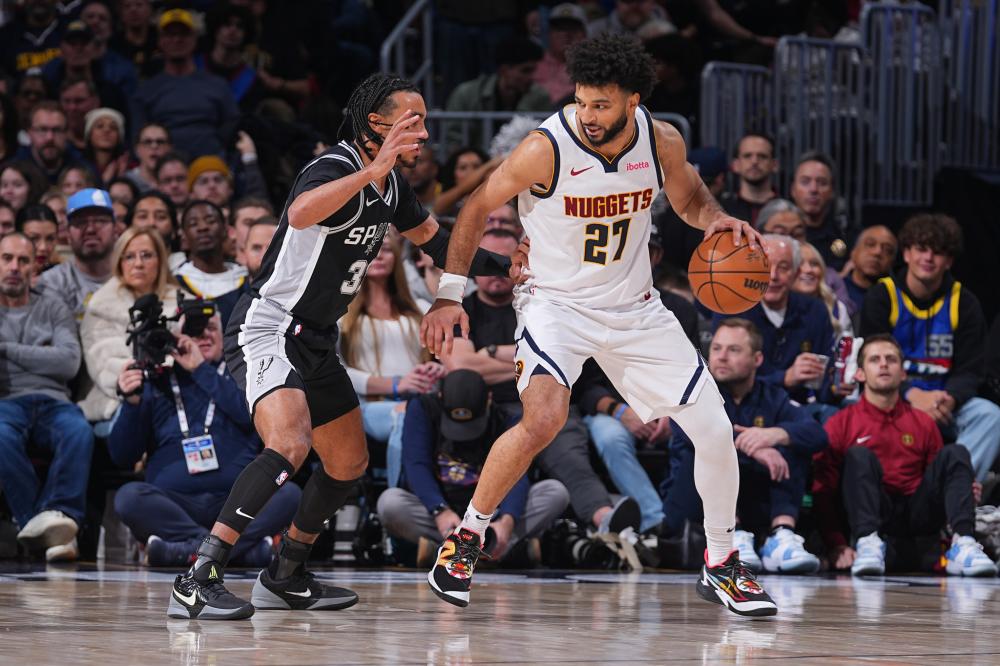 她通过参加 她通过参加